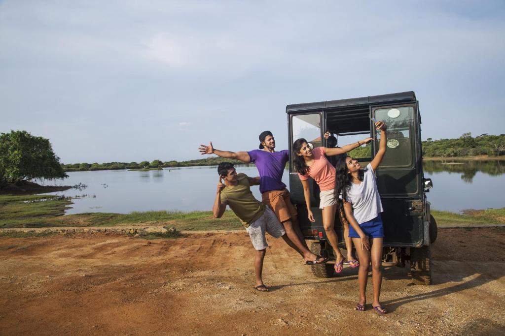 Hollywood Sign Small Group Tour in Luxury Van